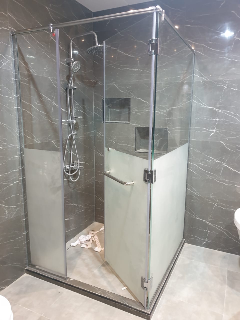SHOWER GLASS PARTITION